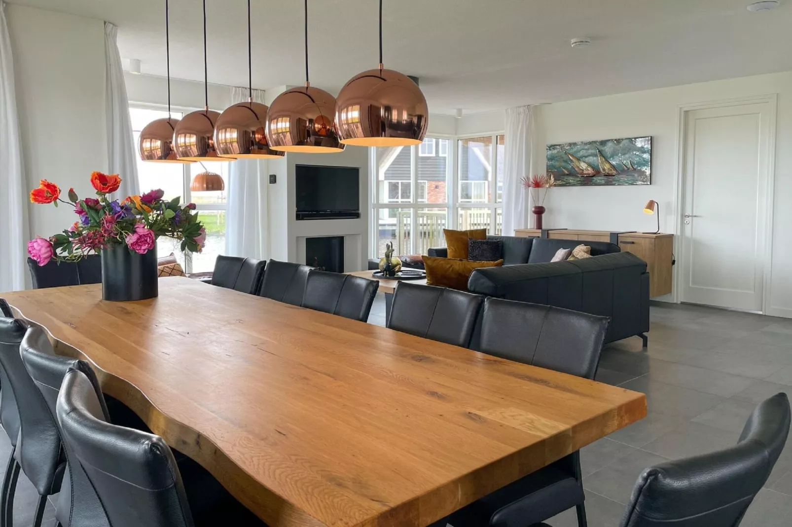 Friese Meren Villa's 21-Dining room