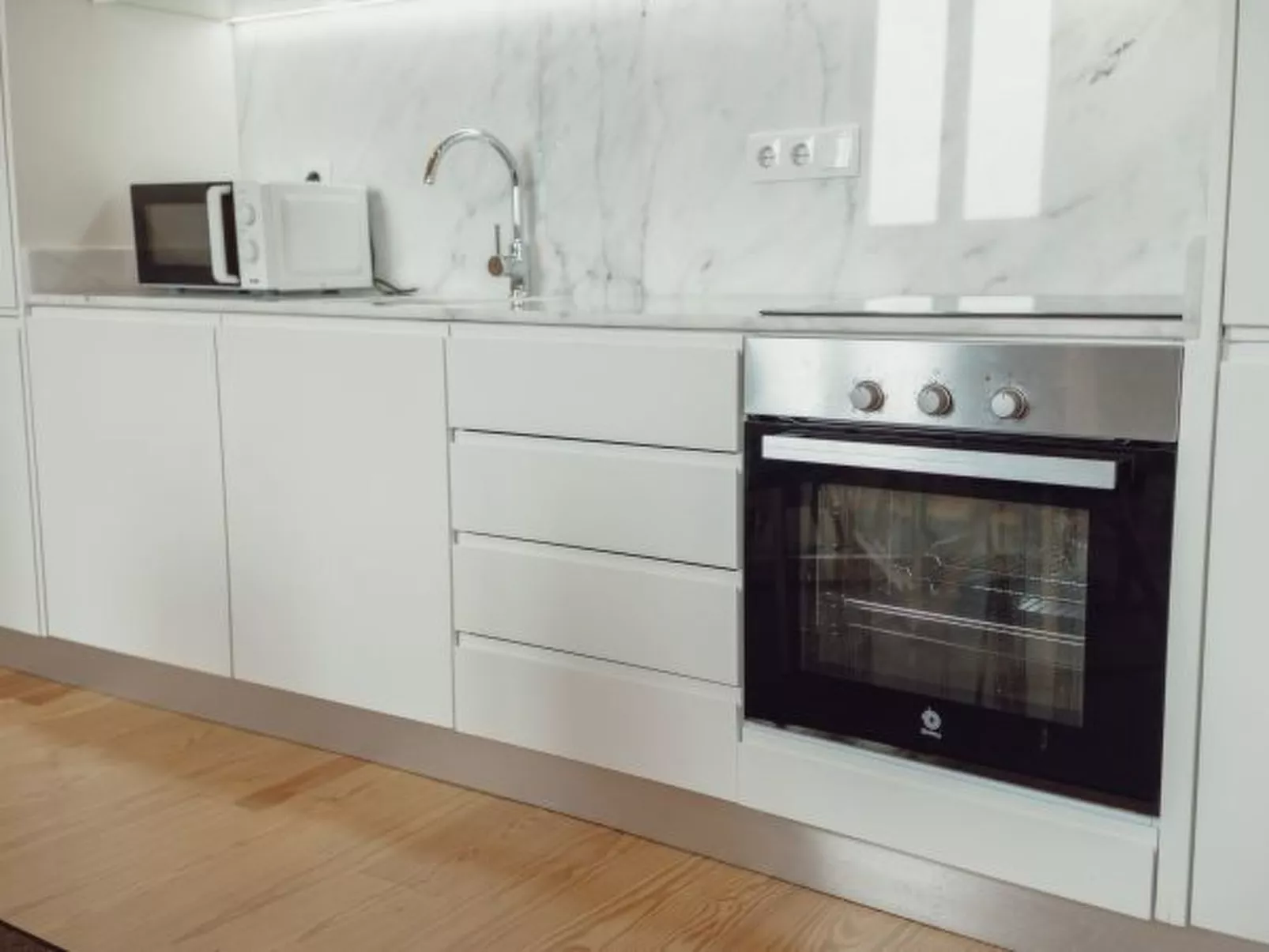 DOWNTOWN CLERIGOS with RIVER VIEW by VACATIONY - Inside