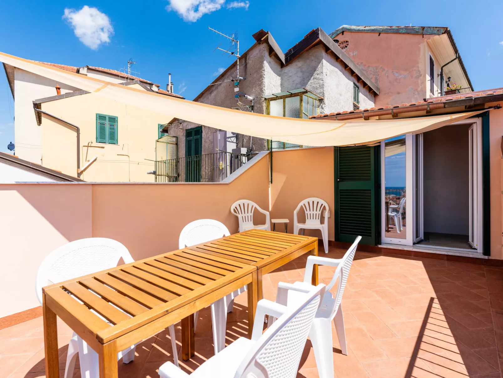 FouFou NEU - Outside