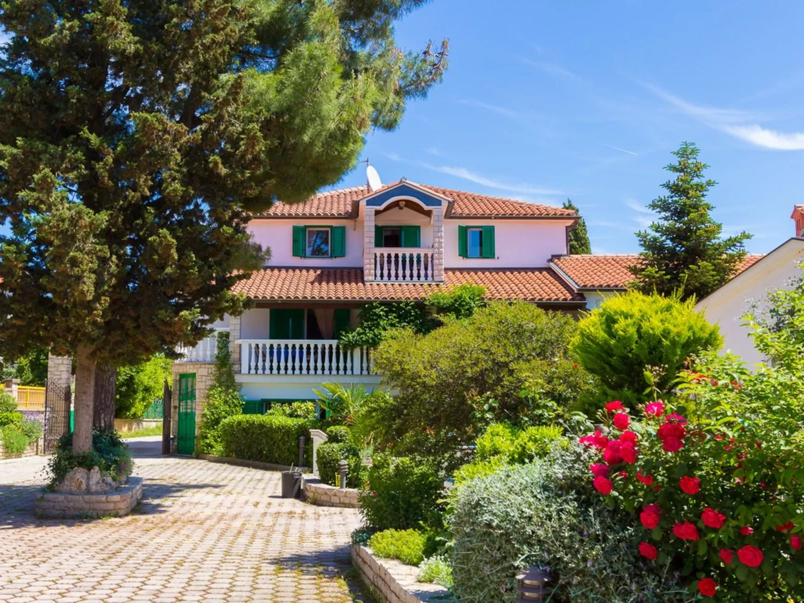 House Vjera - Draußen