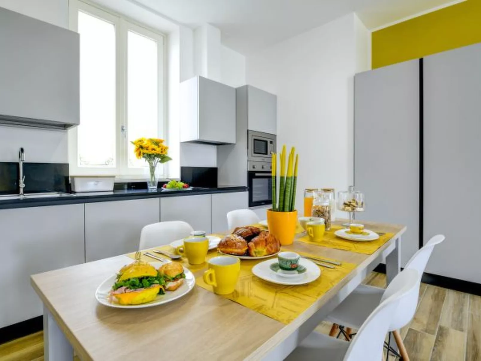 Desenzanoloft Palazzo Visconti-Collo Lungo Giallo - Image-tags.info