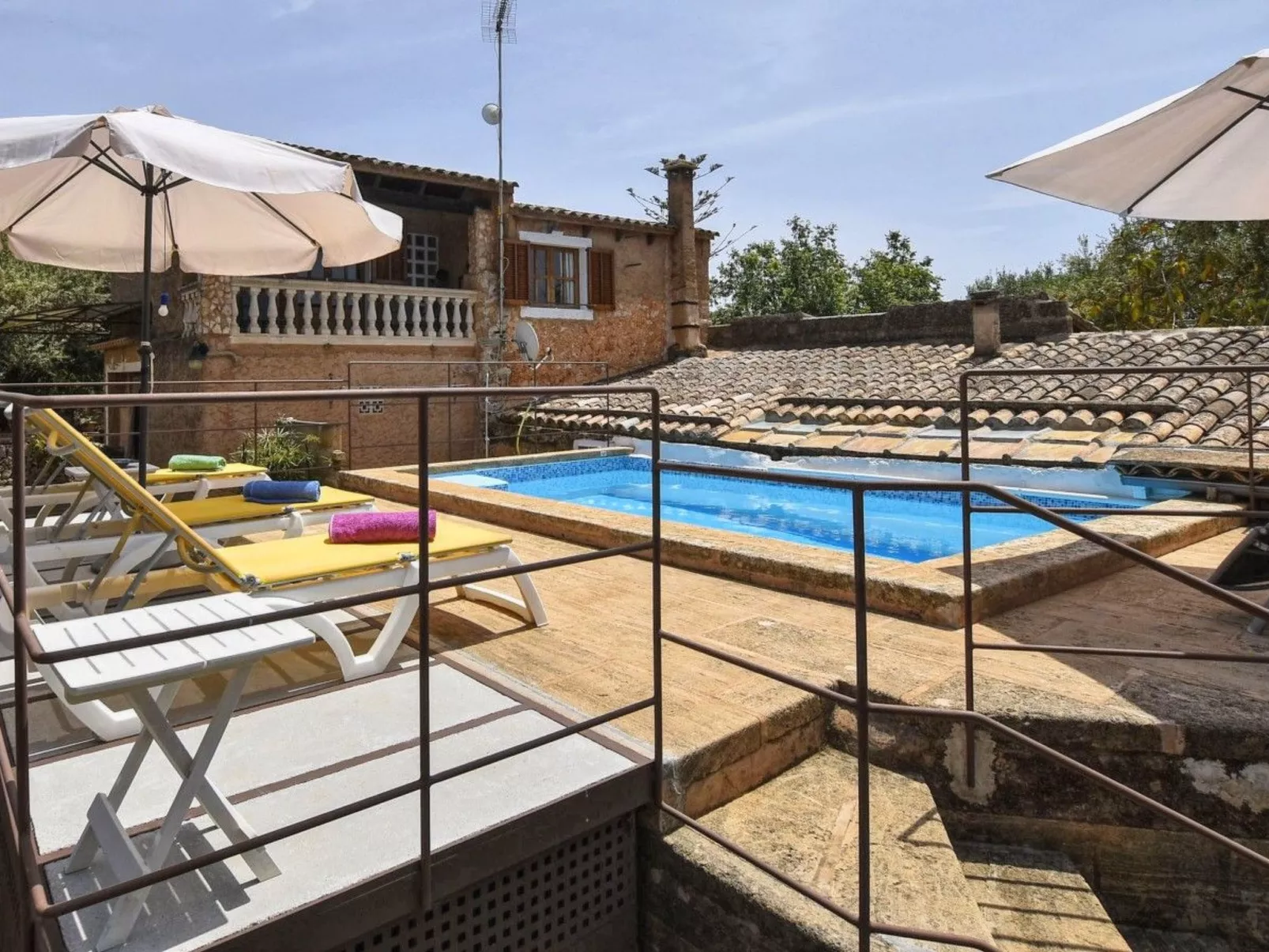 MONTSERRAT  ( SON PERETO ) - Draußen