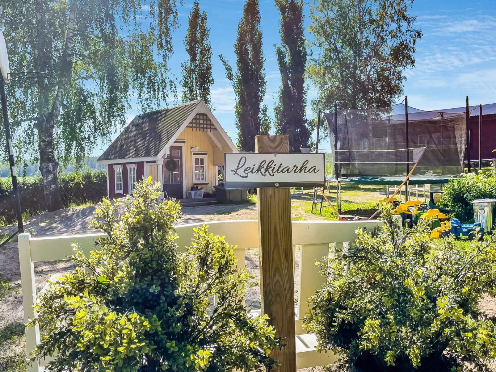 Peltosirkku - Inside