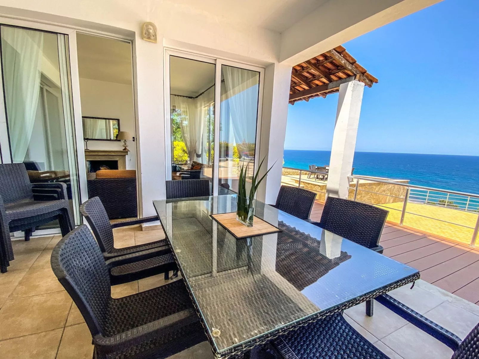 Villa "Meerblick" mit Infinity-Pool - Draußen