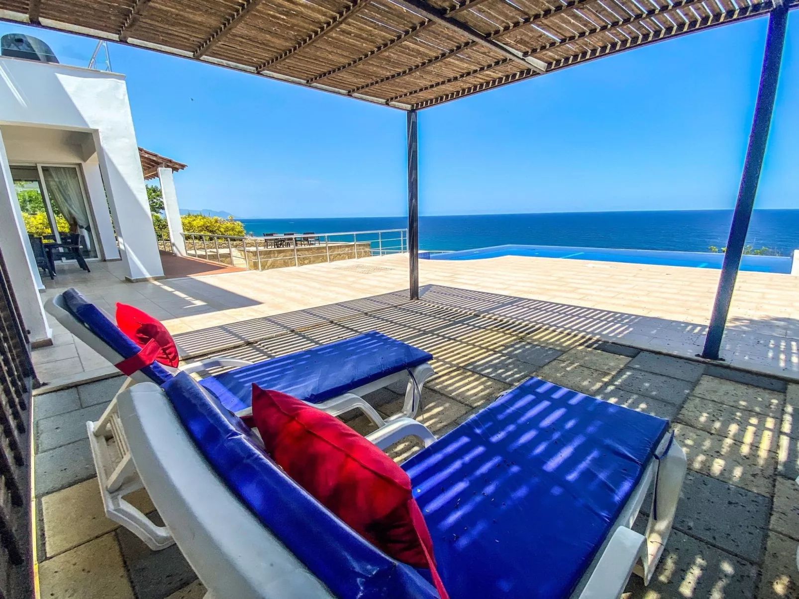 Villa "Meerblick" mit Infinity-Pool - Draußen