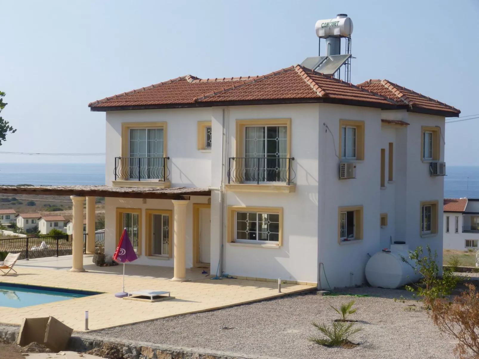 Ferienvilla mit Blick auf das Wasser - Draußen