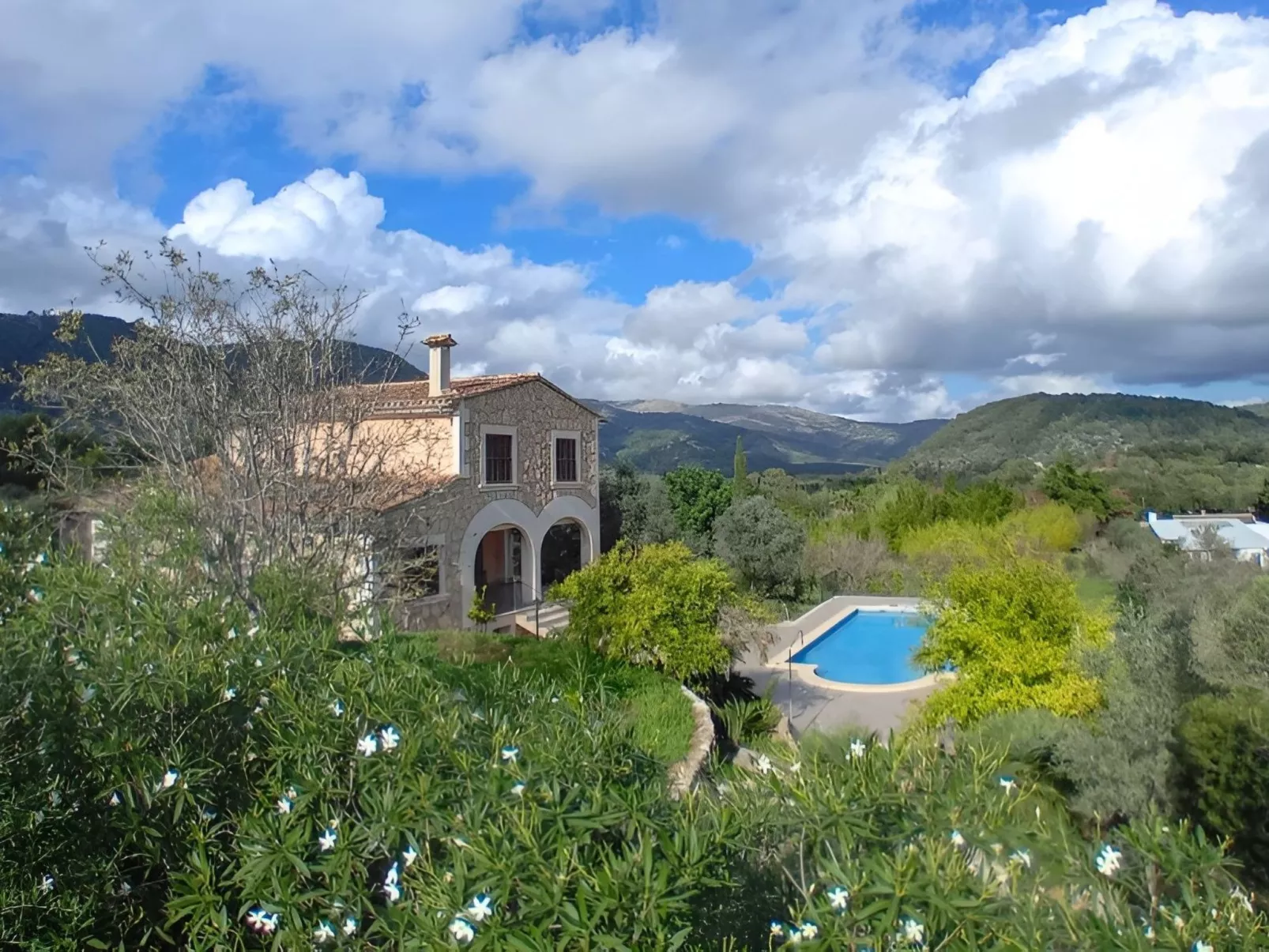 Schönes Landhaus mit Panoramablick auf die Berge - Image-tags.info