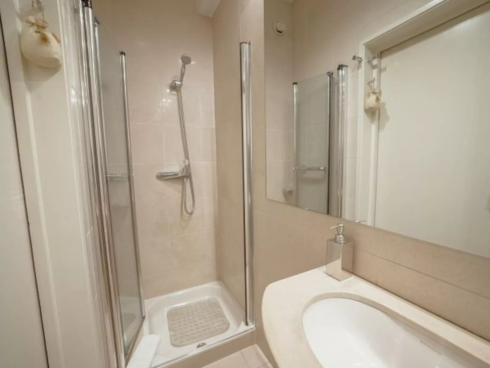 GRAND BOTANIC GARDEN APARTMENT by VACATIONY - Inside