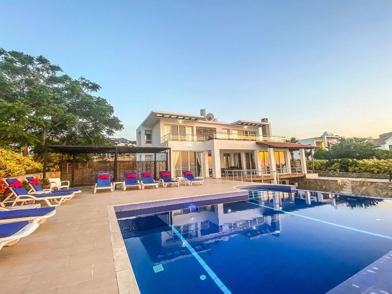 Villa "Meerblick" mit Infinity-Pool - Draußen