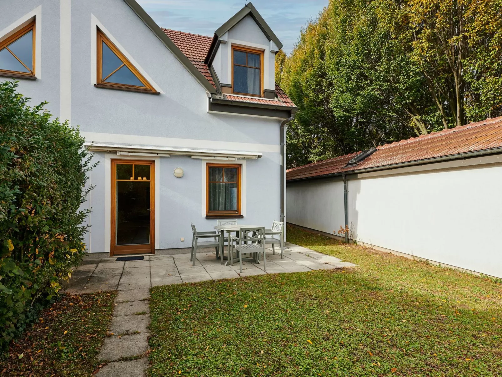 DAS BURGENNEST - Draußen