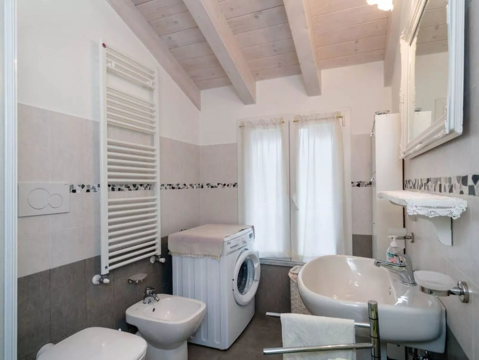 Ferienzimmer 'Mansarda Lina' mit Terrasse - Dedans