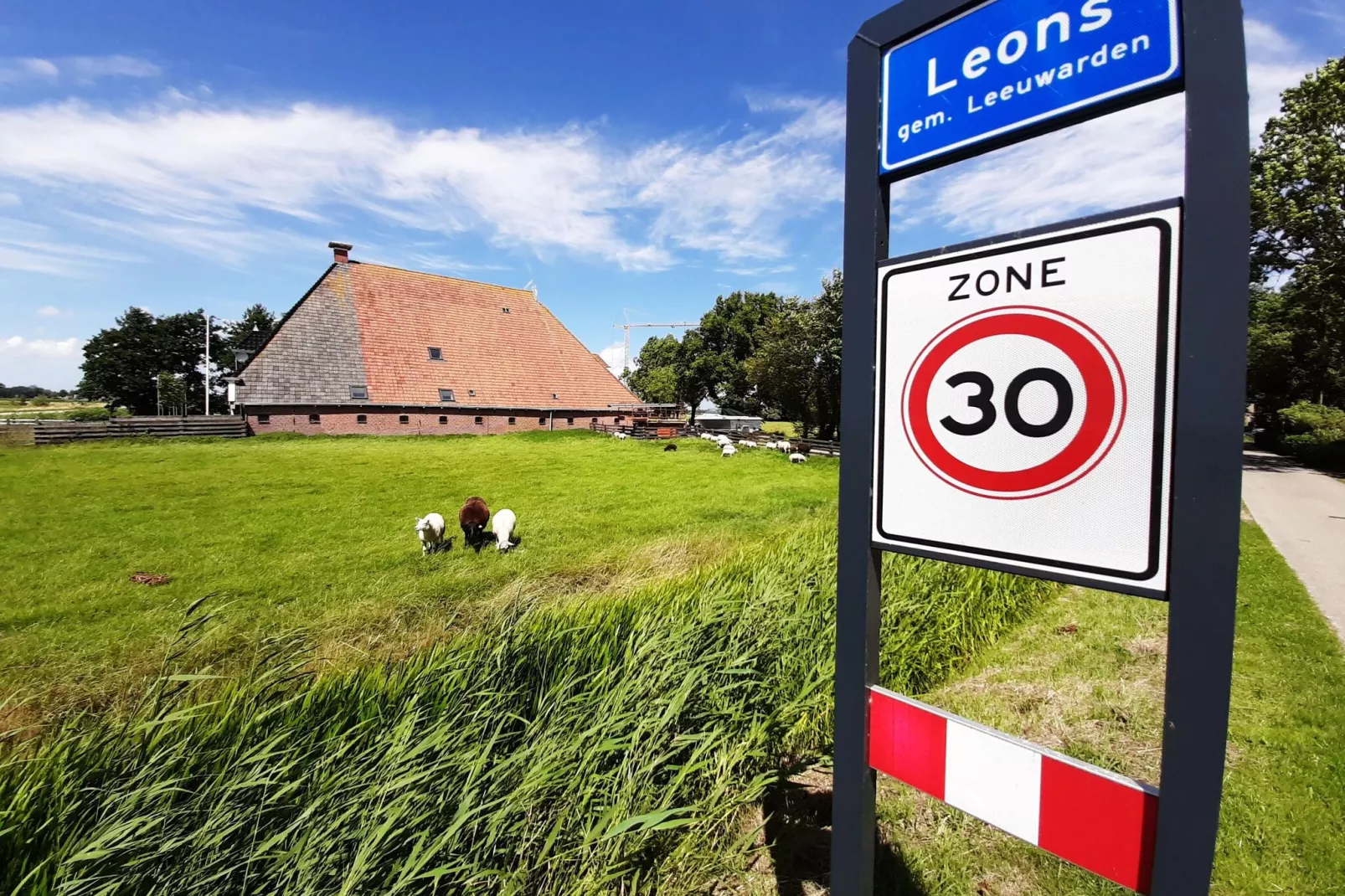 Friese Villa 1 in Leons-Areas summer 1km