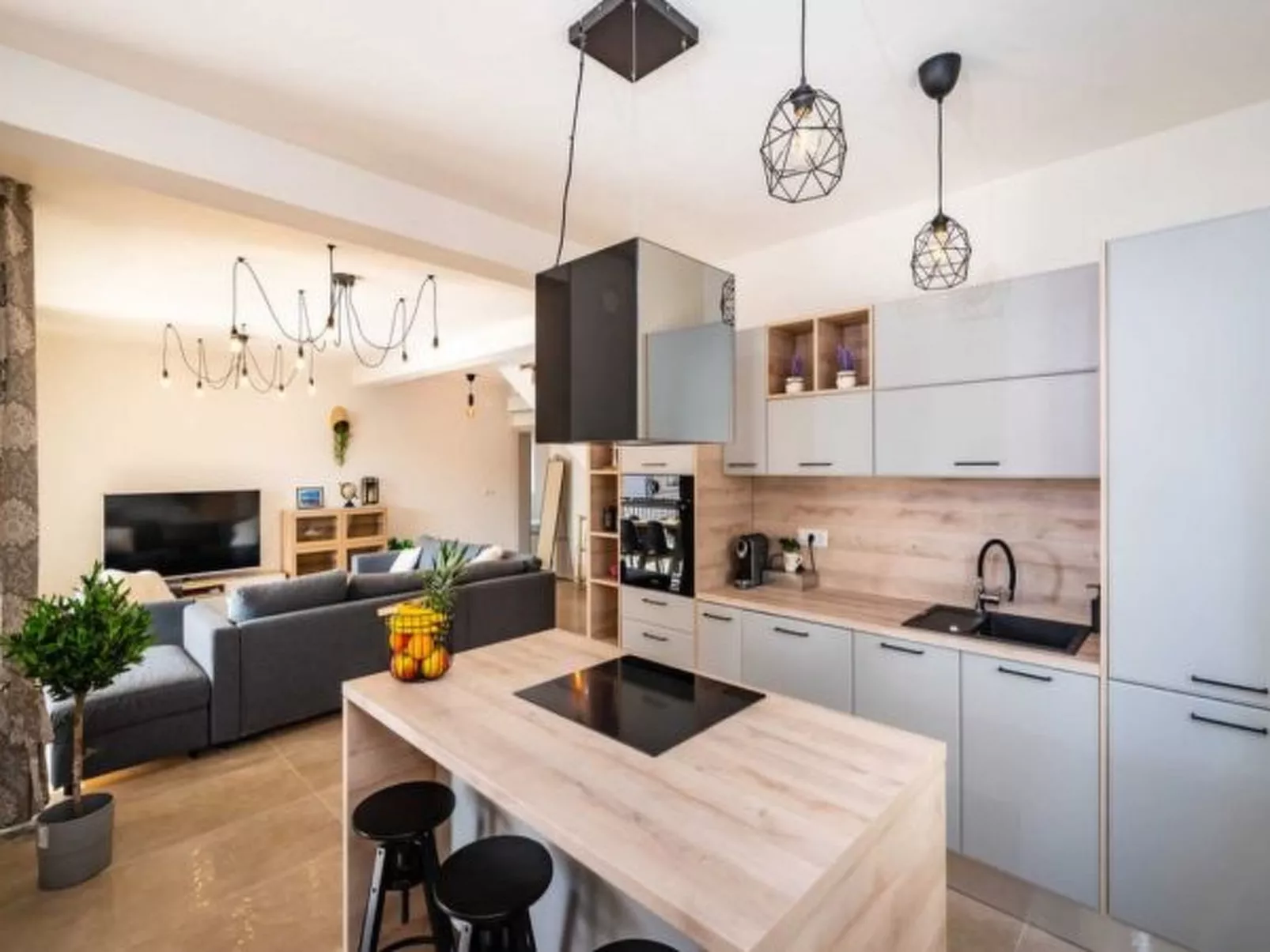 Villa Magale with a pool - Image-tags.info