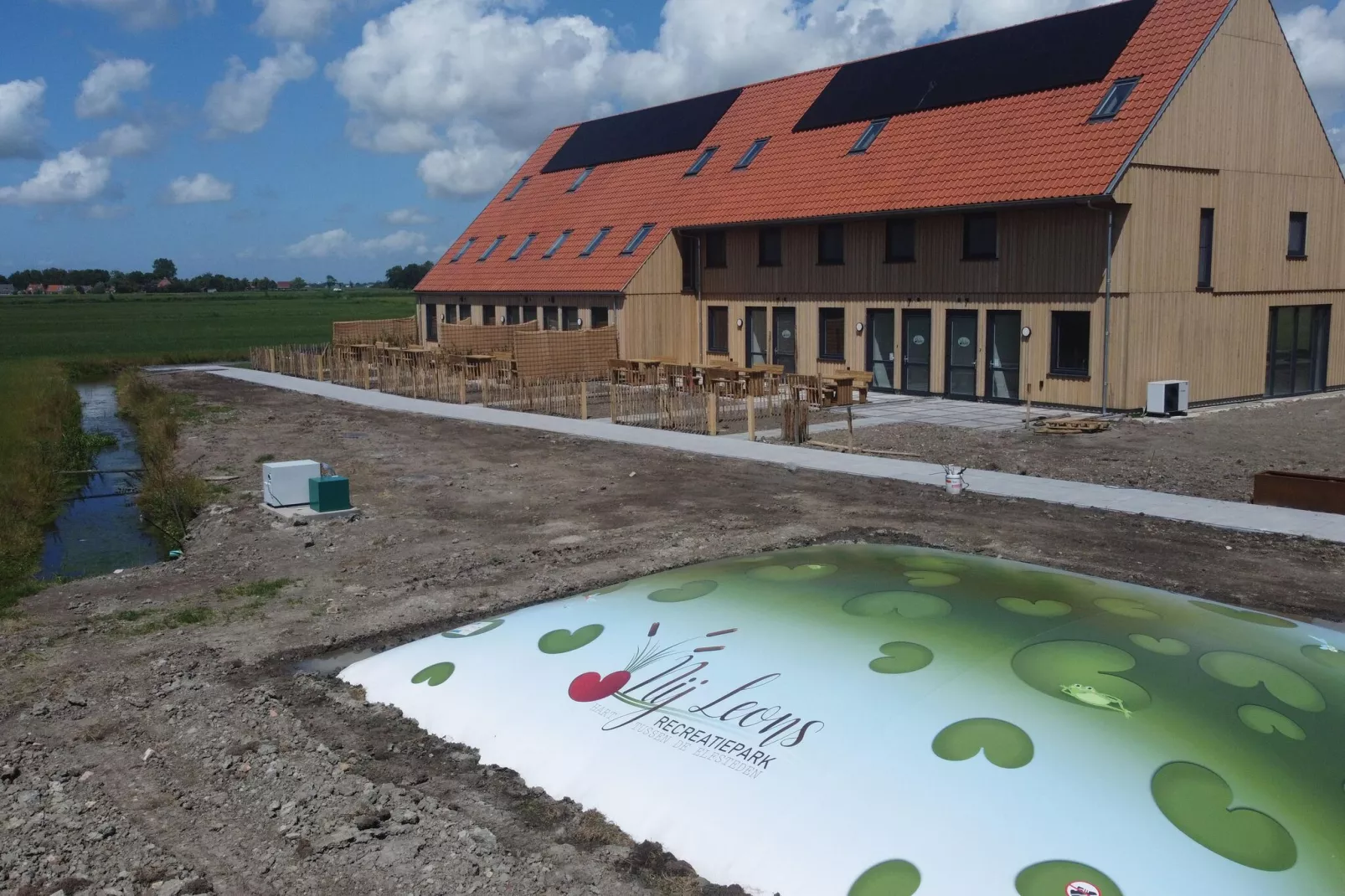 Friese Villa 3 in Leons-Exterior summer
