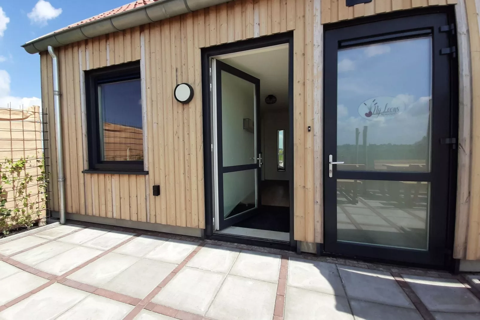 Friese Villa 3 in Leons-Exterior summer