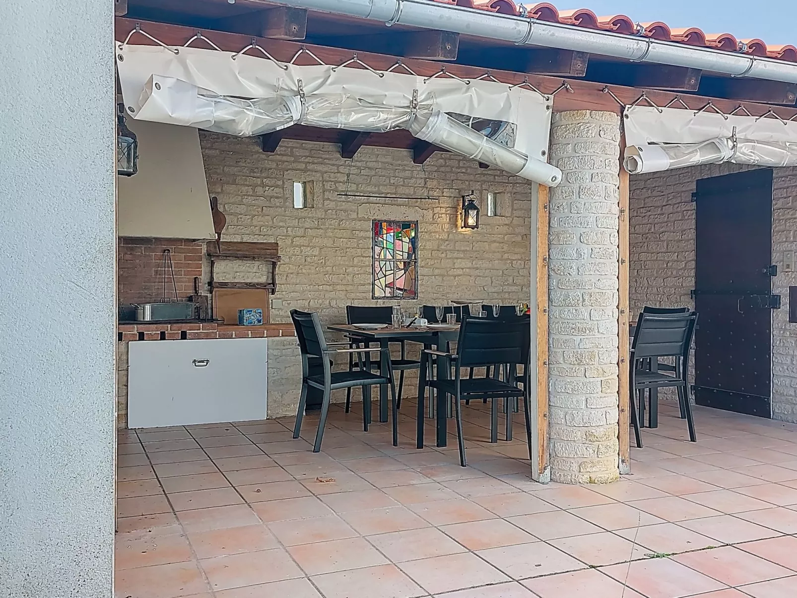 Le Château 3 - Draußen