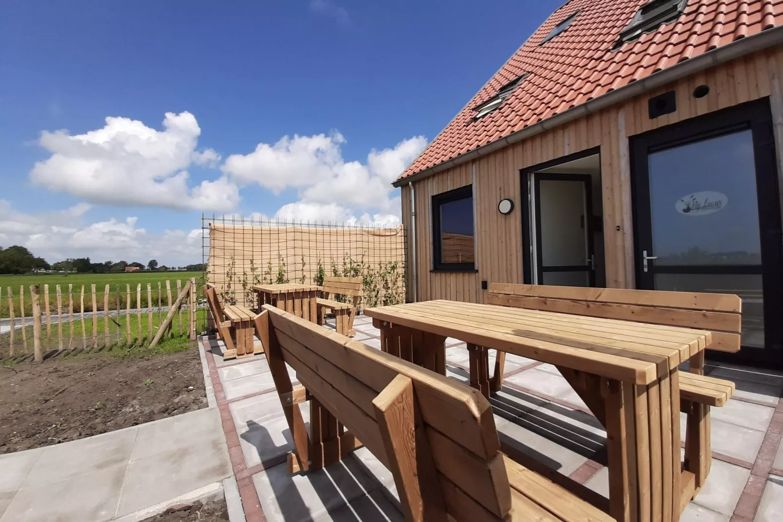 Friese Villa 3 in Leons-Exterior summer