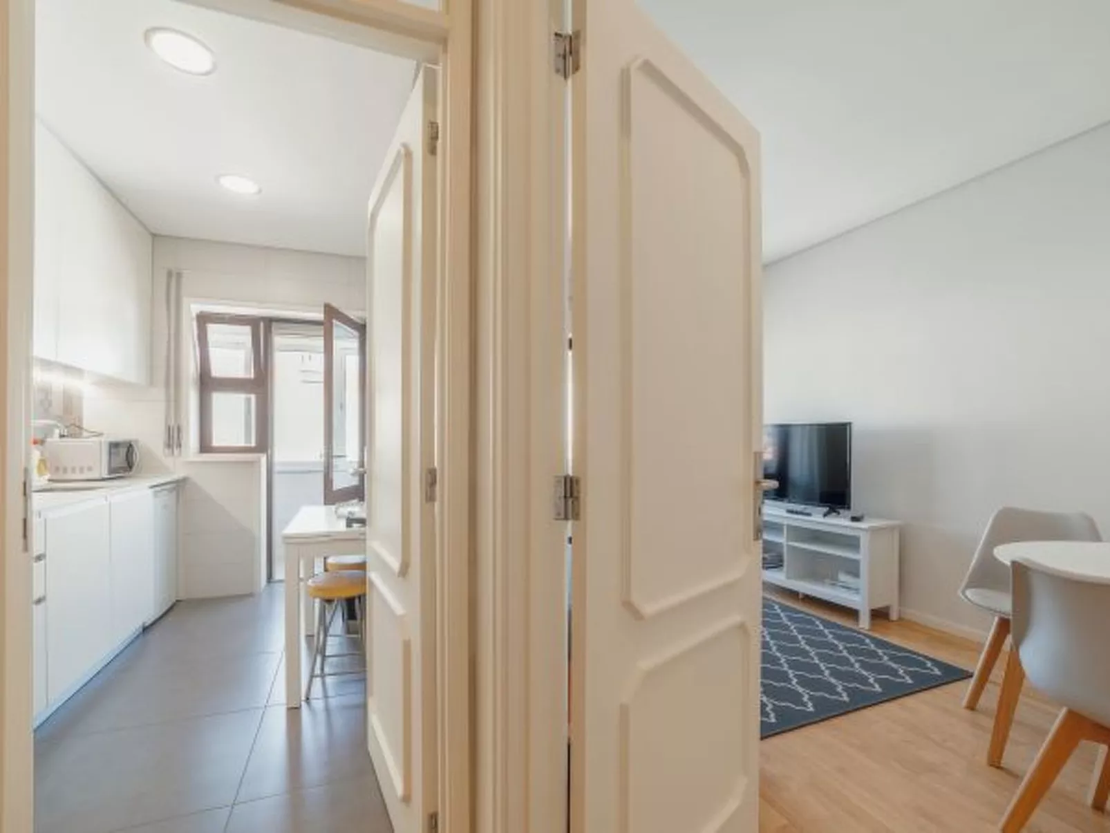 DOWNTOWN DESIGN WITH BALCONY by VACATIONY - Inside