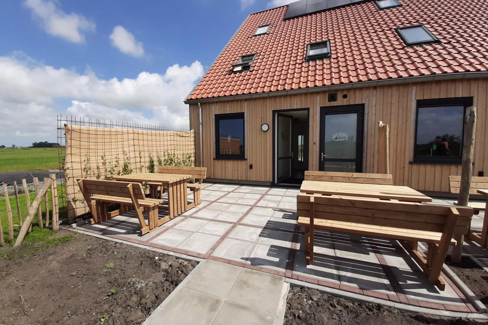 Friese Villa 4 in Leons-Exterior summer