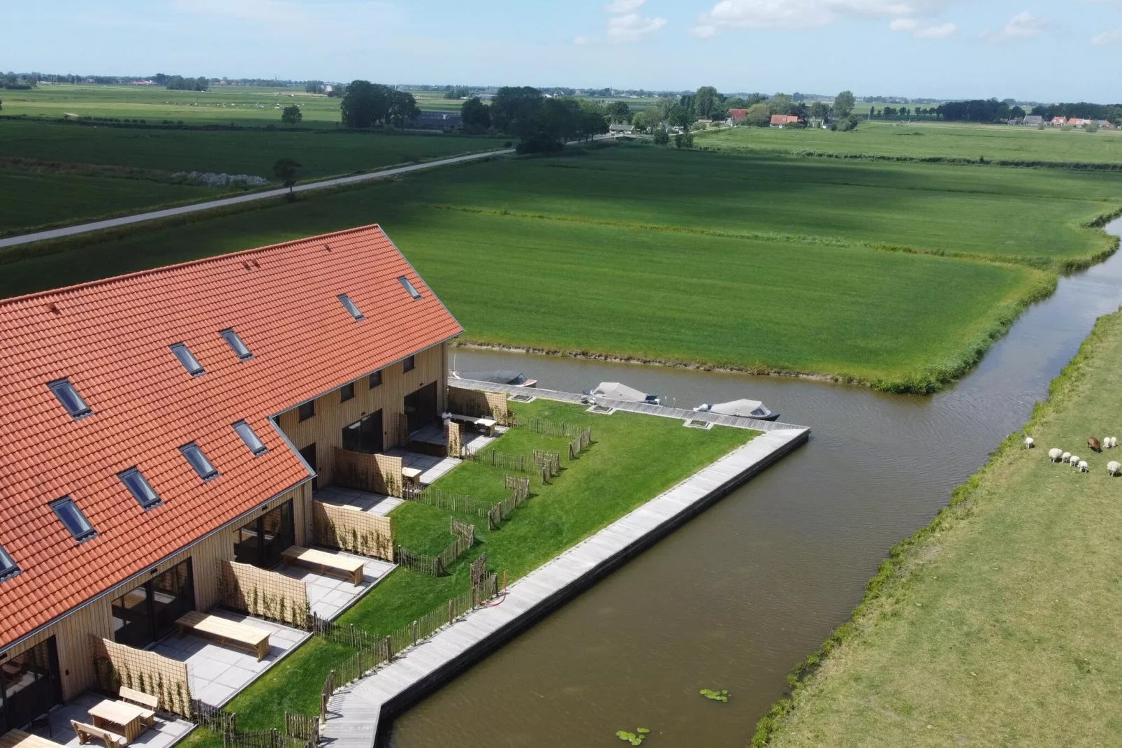 Friese Villa 4 in Leons-Exterior summer