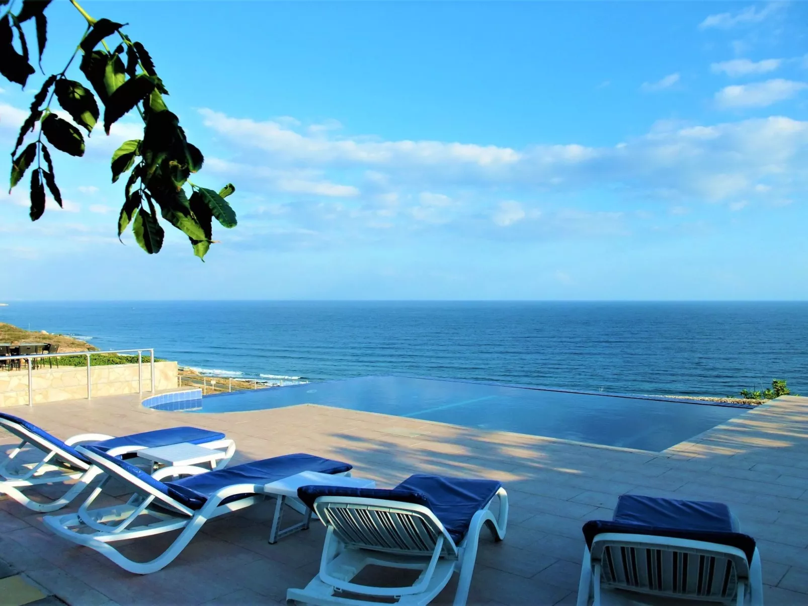 Villa "Meerblick" mit Infinity-Pool - Draußen