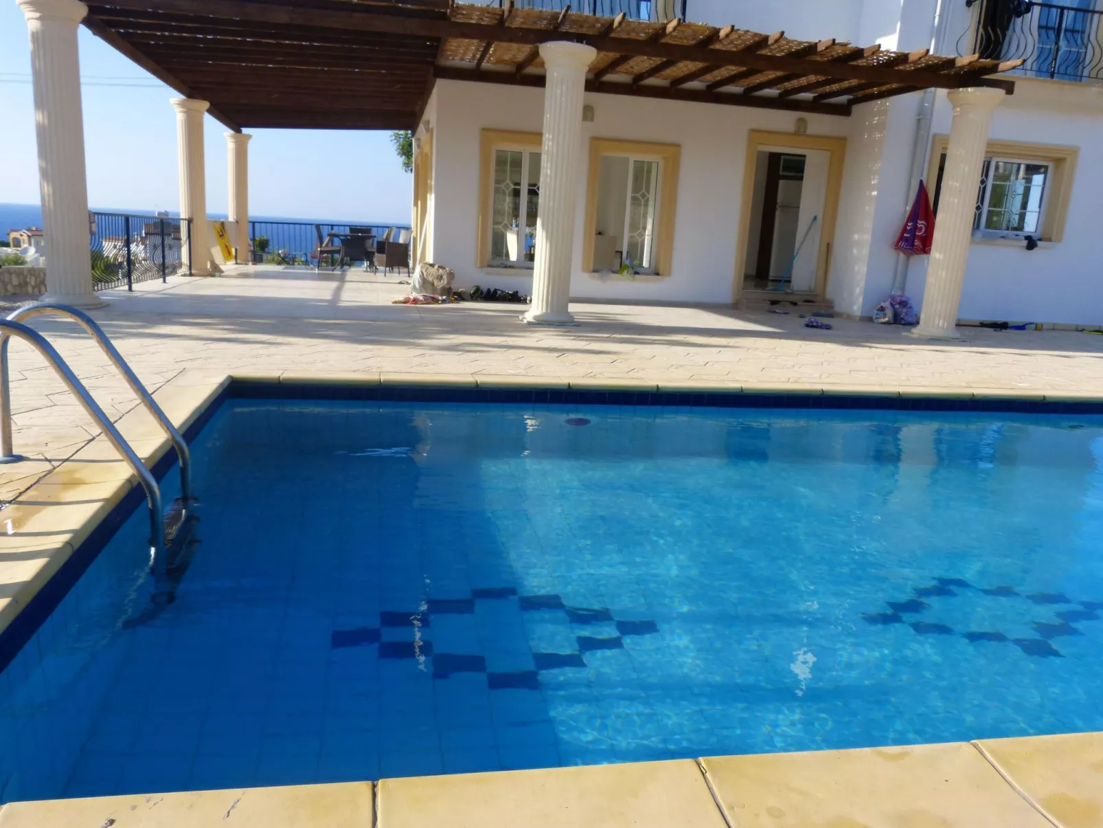 Ferienvilla mit Blick auf das Wasser - Draußen