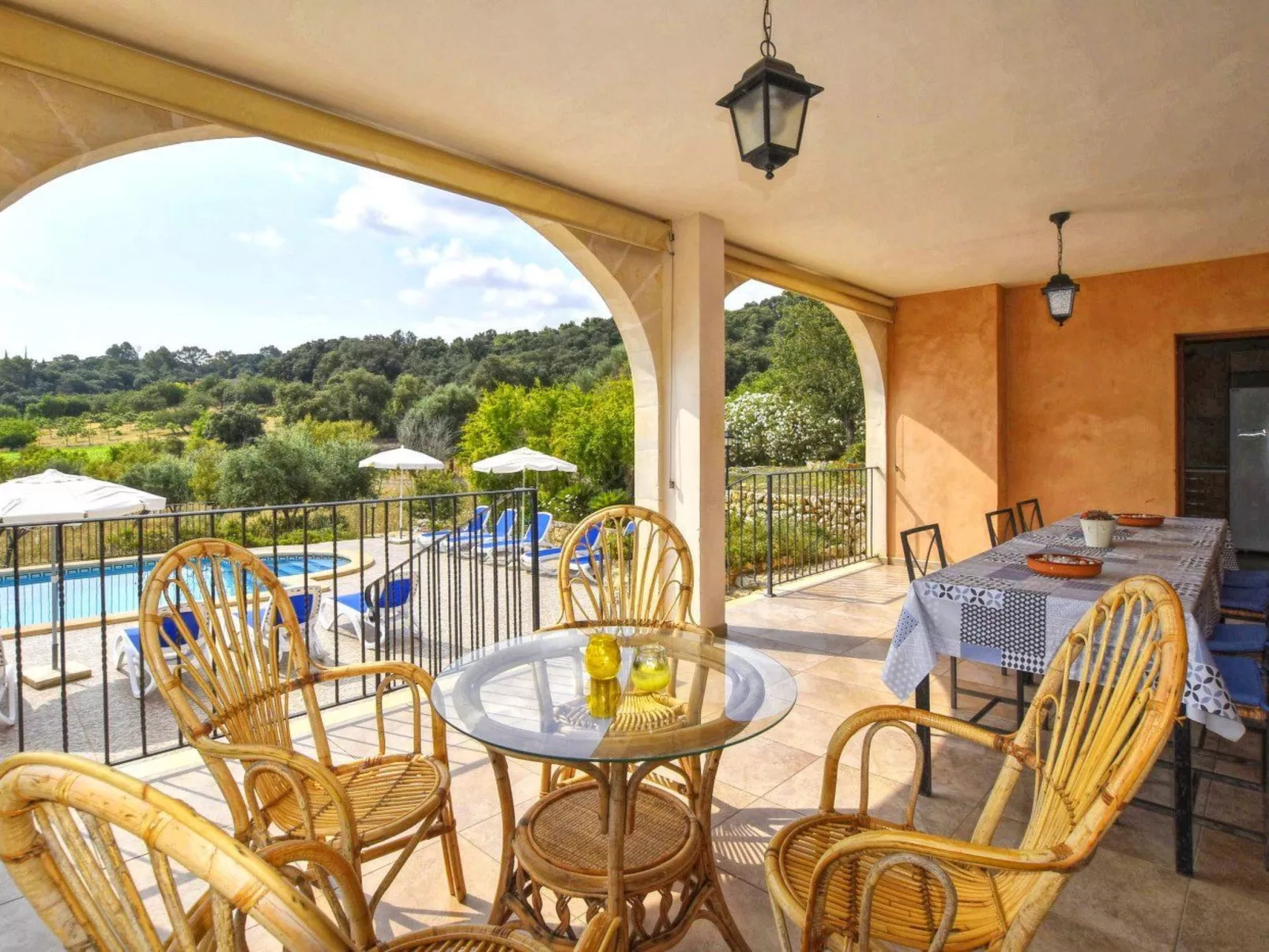 Schönes Landhaus mit Panoramablick auf die Berge - Image-tags.info