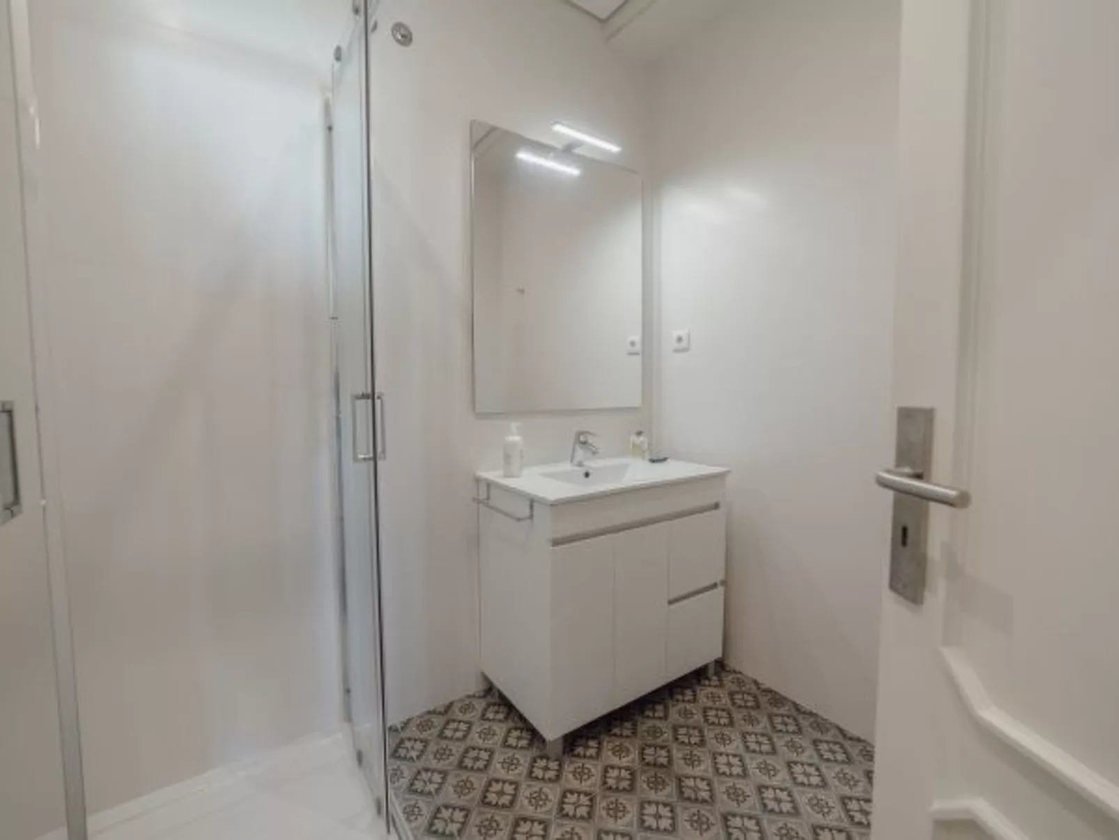 DOWNTOWN DESIGN WITH BALCONY by VACATIONY - Inside