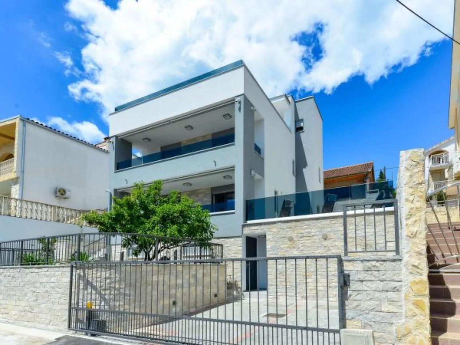 Modern Villa Futura with pool - Draußen