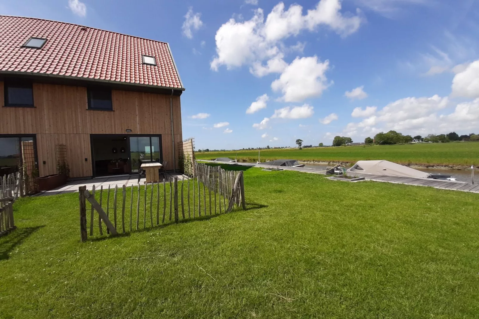 Friese Villa 6 in Leons-Exterior summer