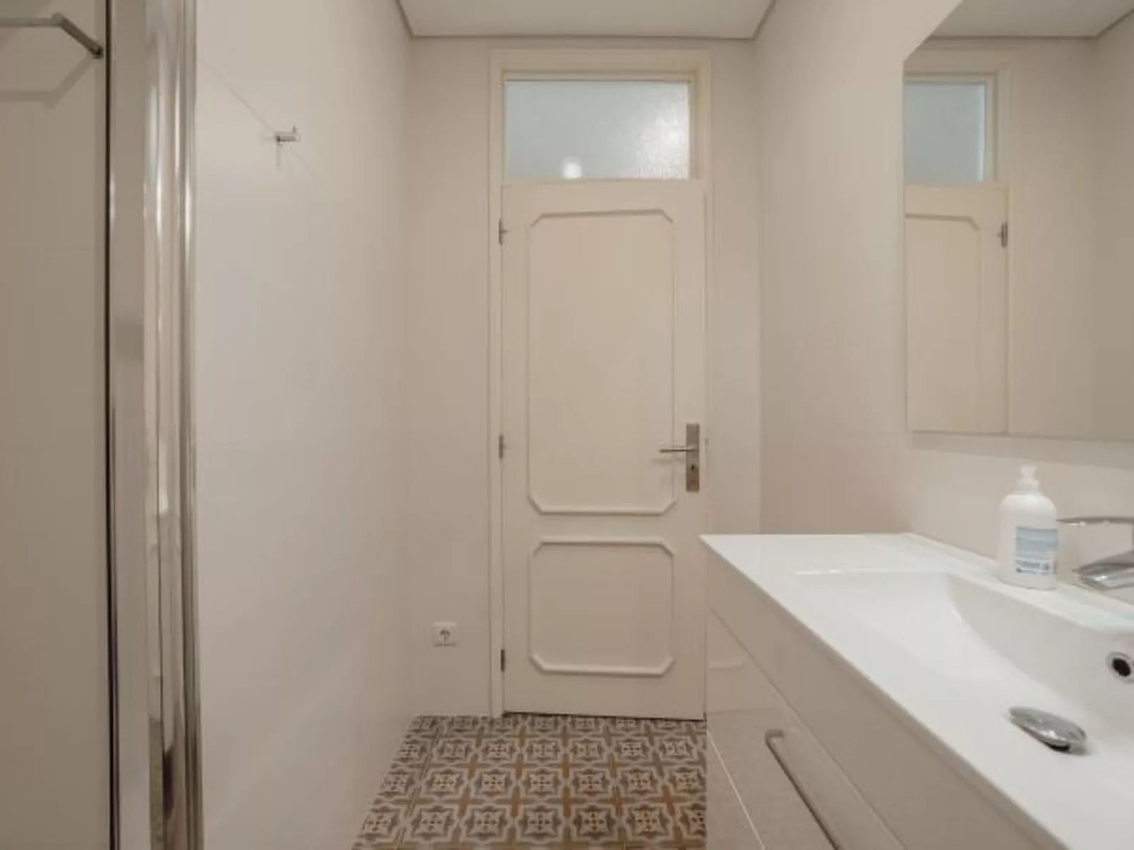 DOWNTOWN DESIGN WITH BALCONY by VACATIONY - Inside