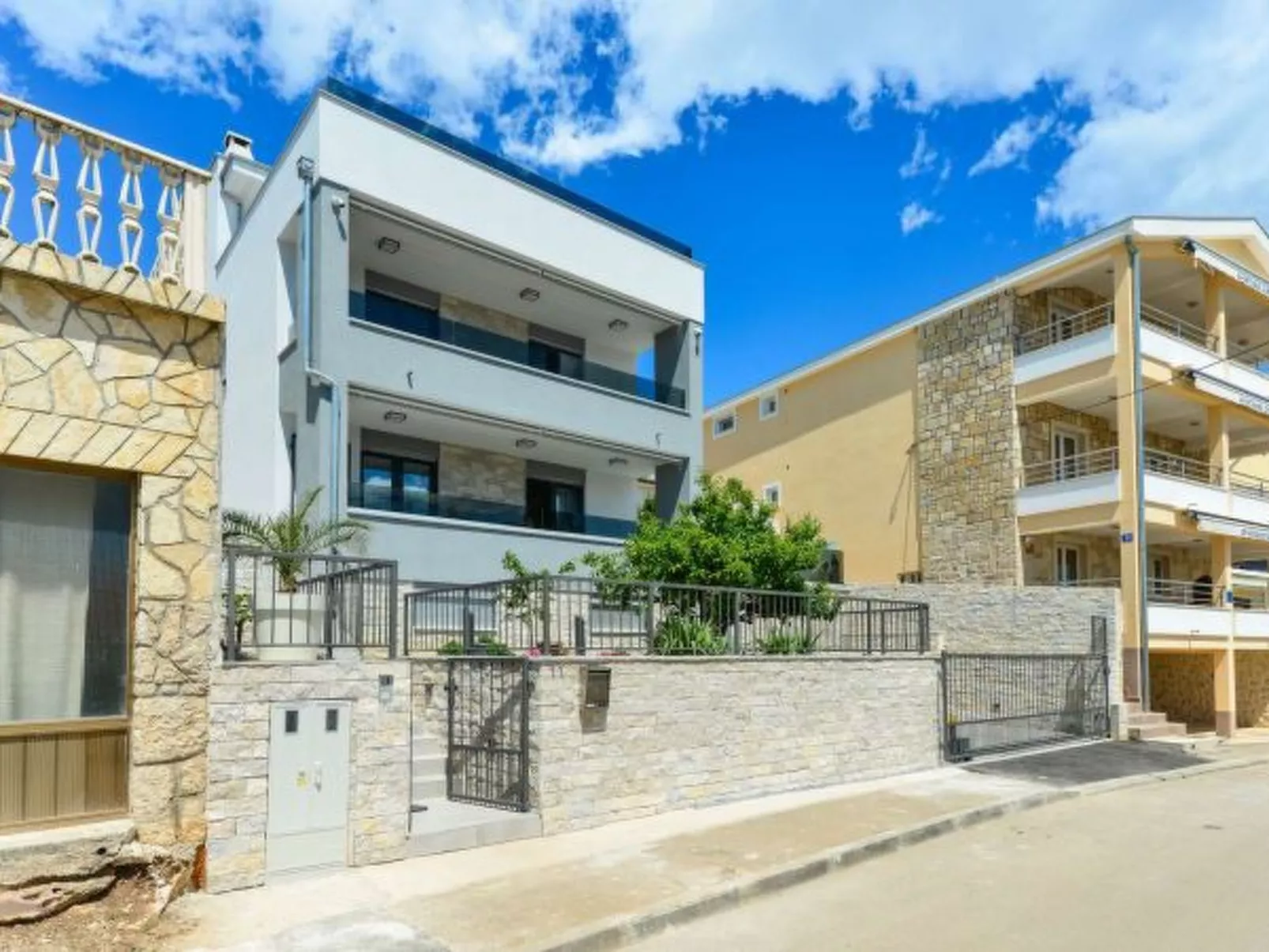 Modern Villa Futura with pool - Draußen