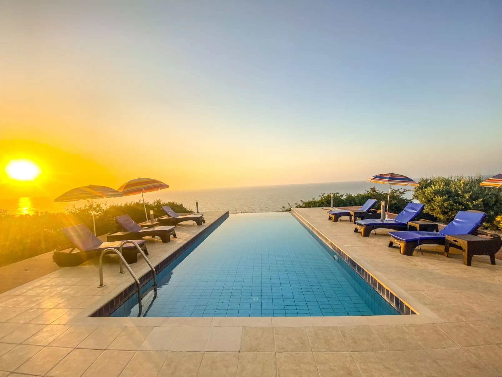 Ferienvilla mit Infinity Pool - Draußen