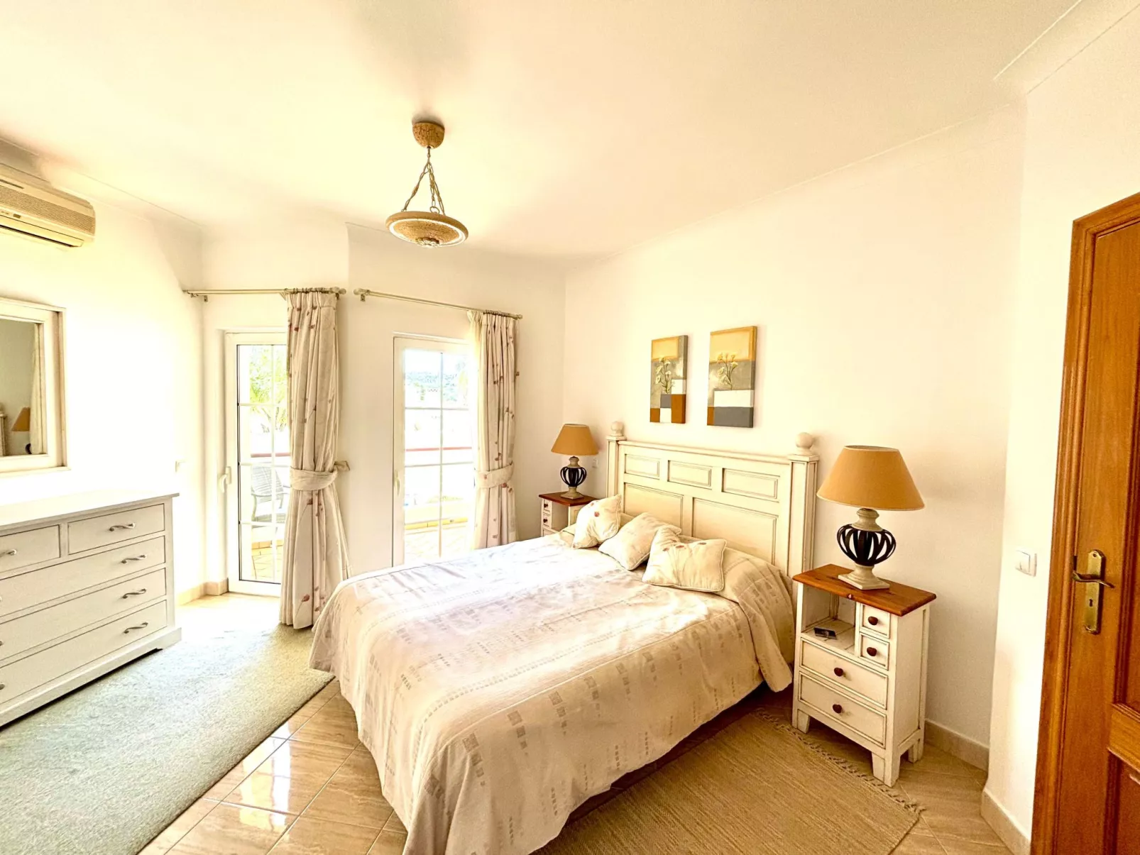 Mit beheiztem Pool - Inside