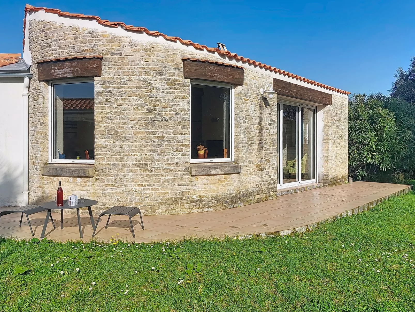 Le Château 3 - Draußen