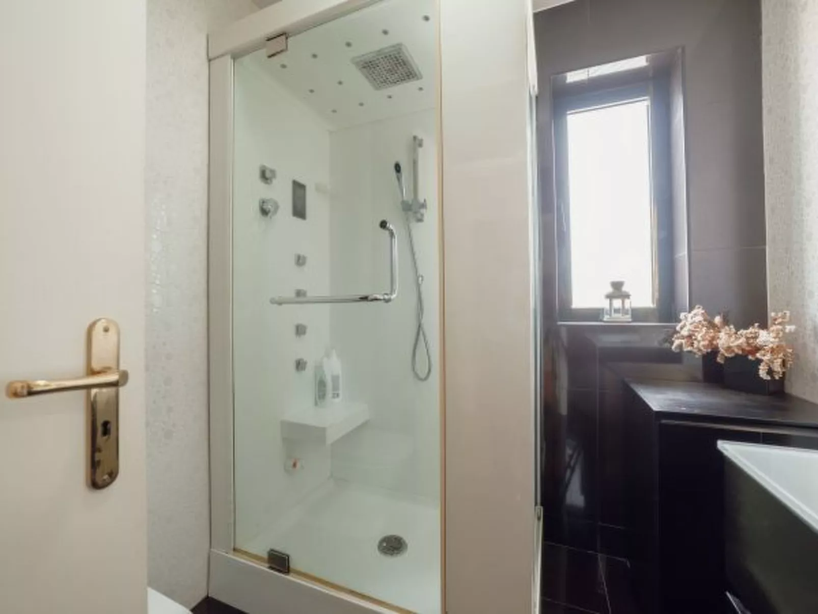 DOWNTOWN GRAND TOWER VIEW by VACATIONY - Inside