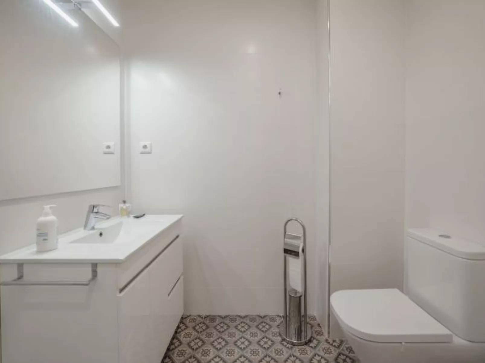 DOWNTOWN DESIGN WITH BALCONY by VACATIONY - Inside