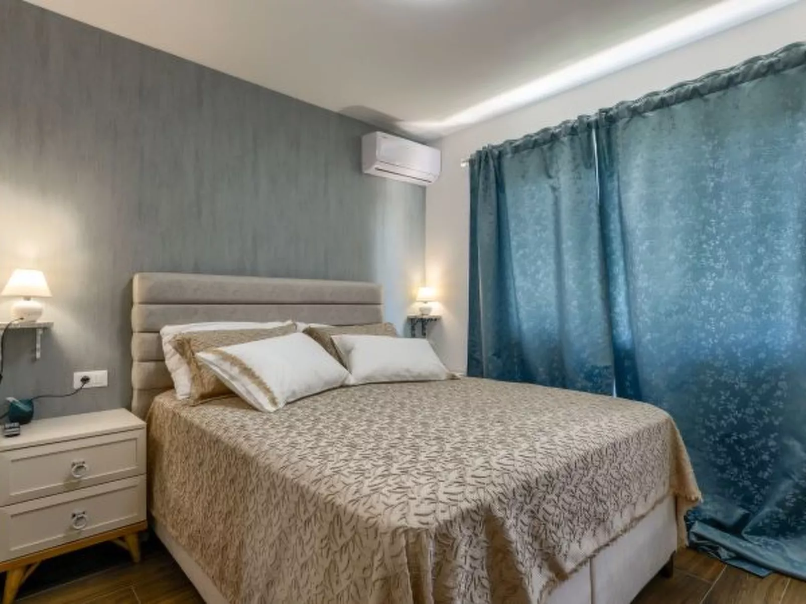 Villa Azzuro with jacuzzi and pool - Image-tags.info