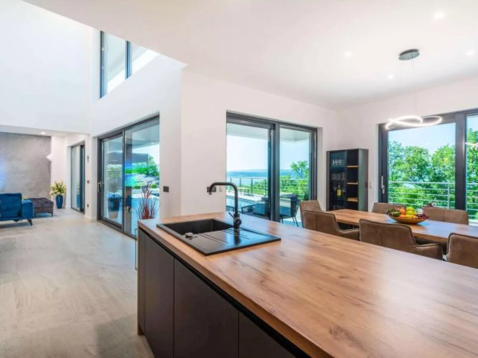 Villa Royal Hill with pool - Image-tags.info