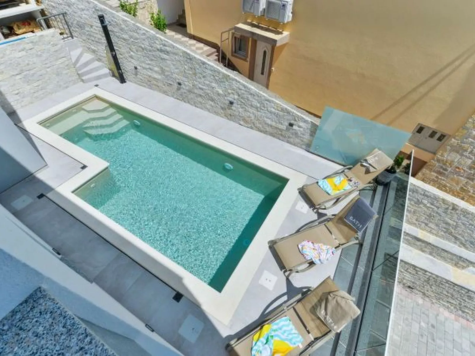 Modern Villa Futura with pool - Draußen