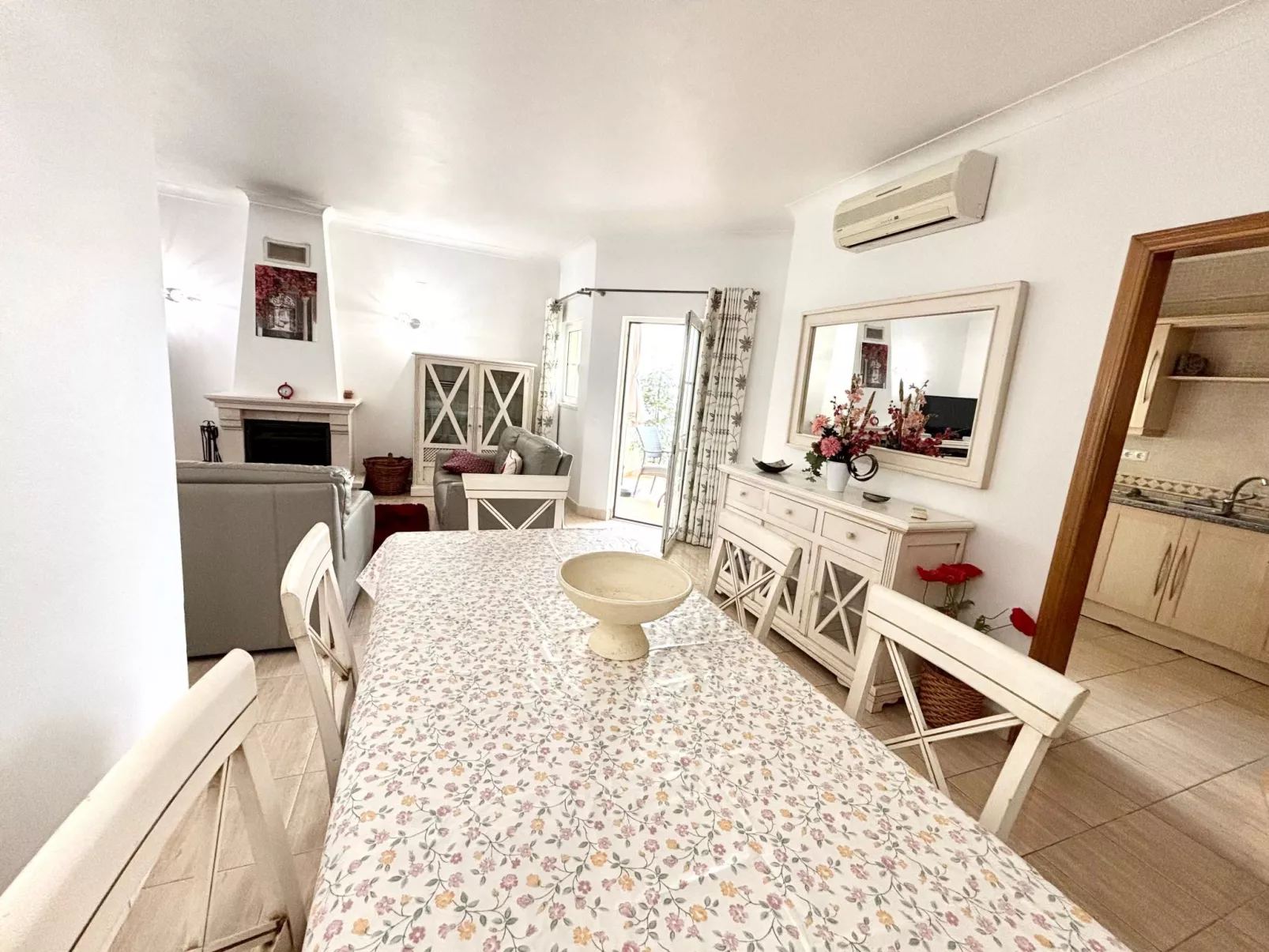 Mit beheiztem Pool - Inside