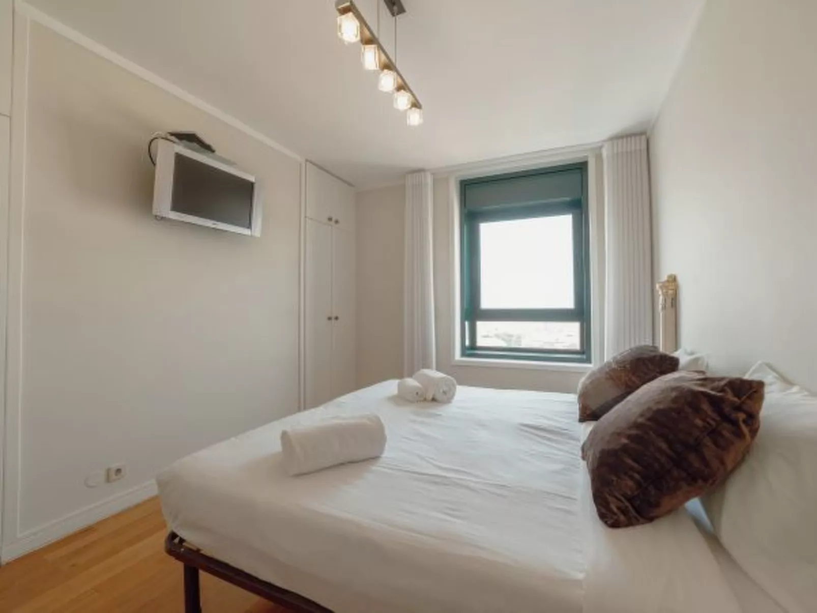 DOWNTOWN GRAND TOWER VIEW by VACATIONY - Inside