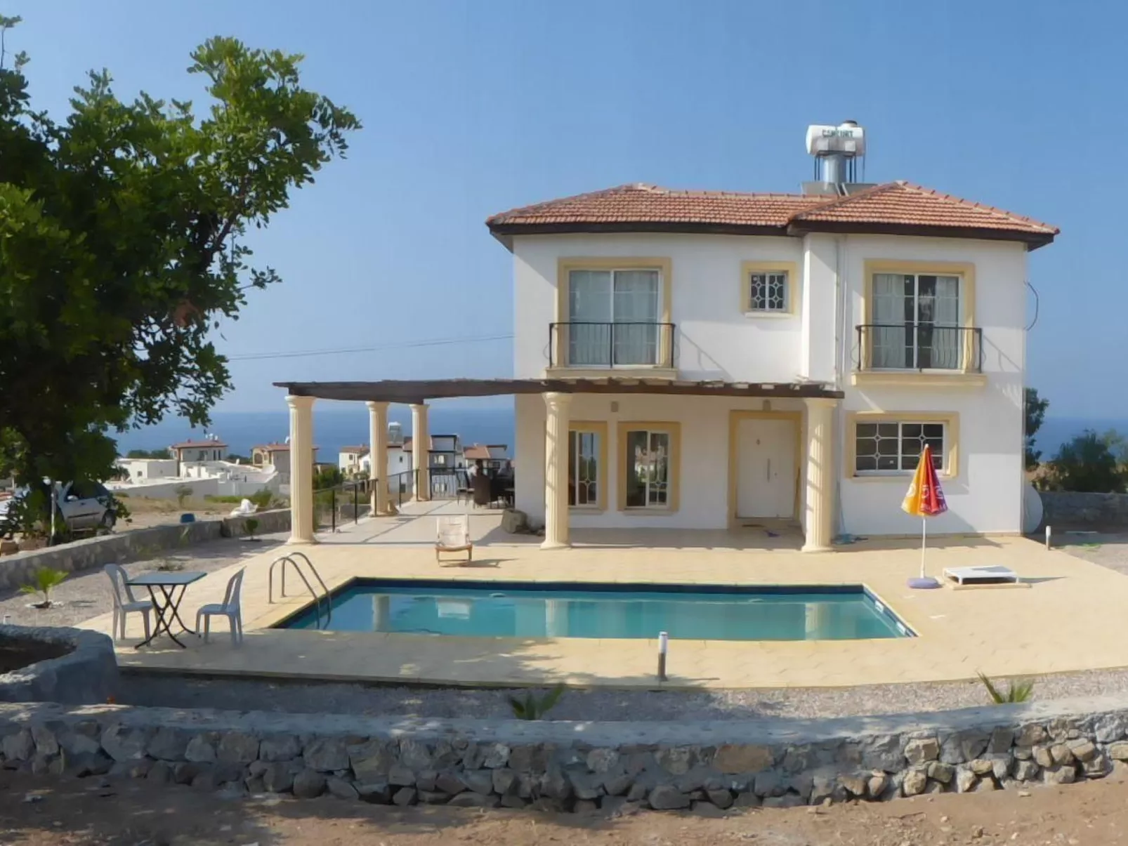 Ferienvilla mit Blick auf das Wasser - Draußen