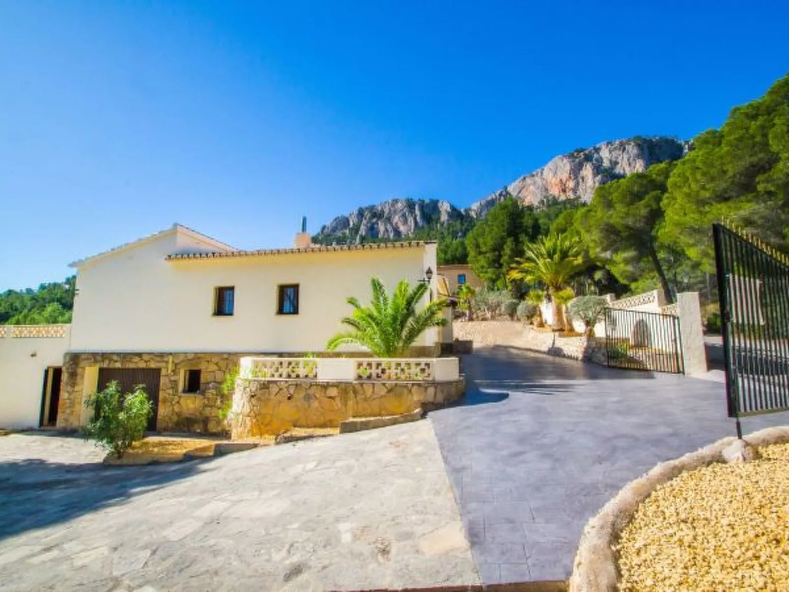 Villa Moskoa - PlusHolidays - Image-tags.info