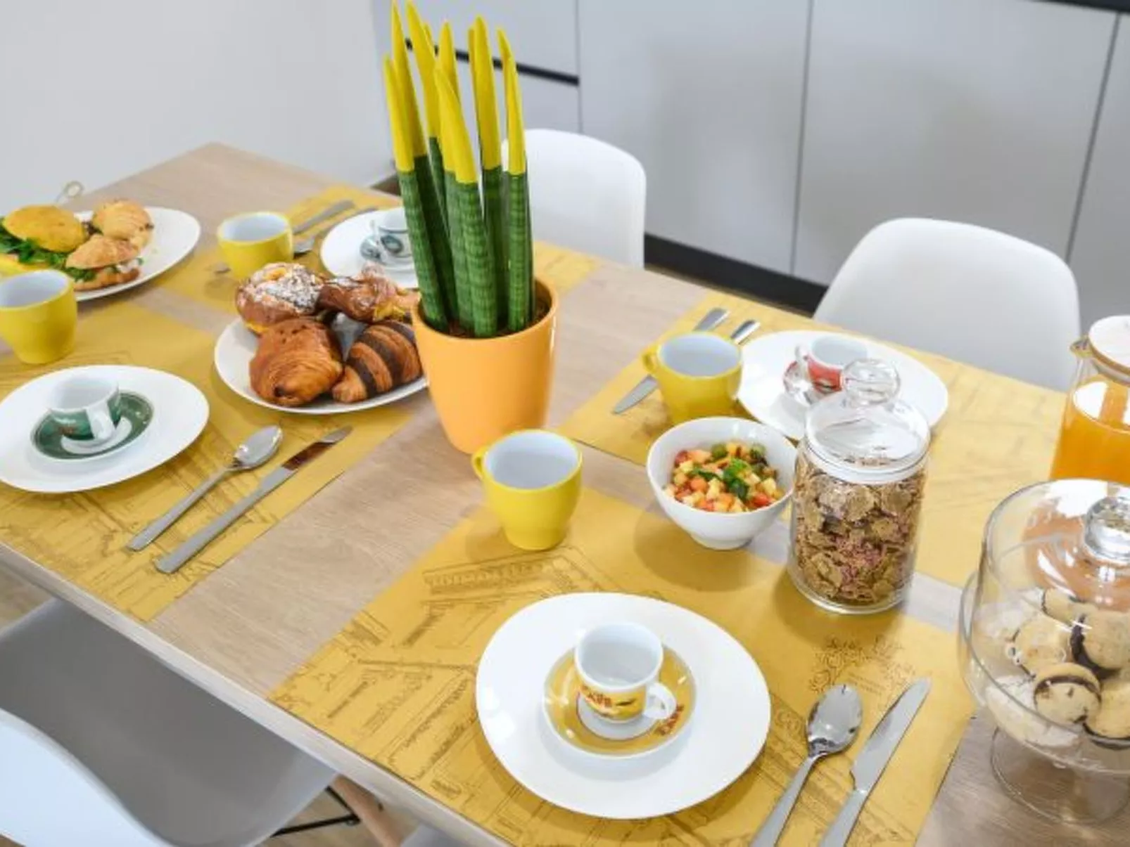 Desenzanoloft Palazzo Visconti-Collo Lungo Giallo - Image-tags.info