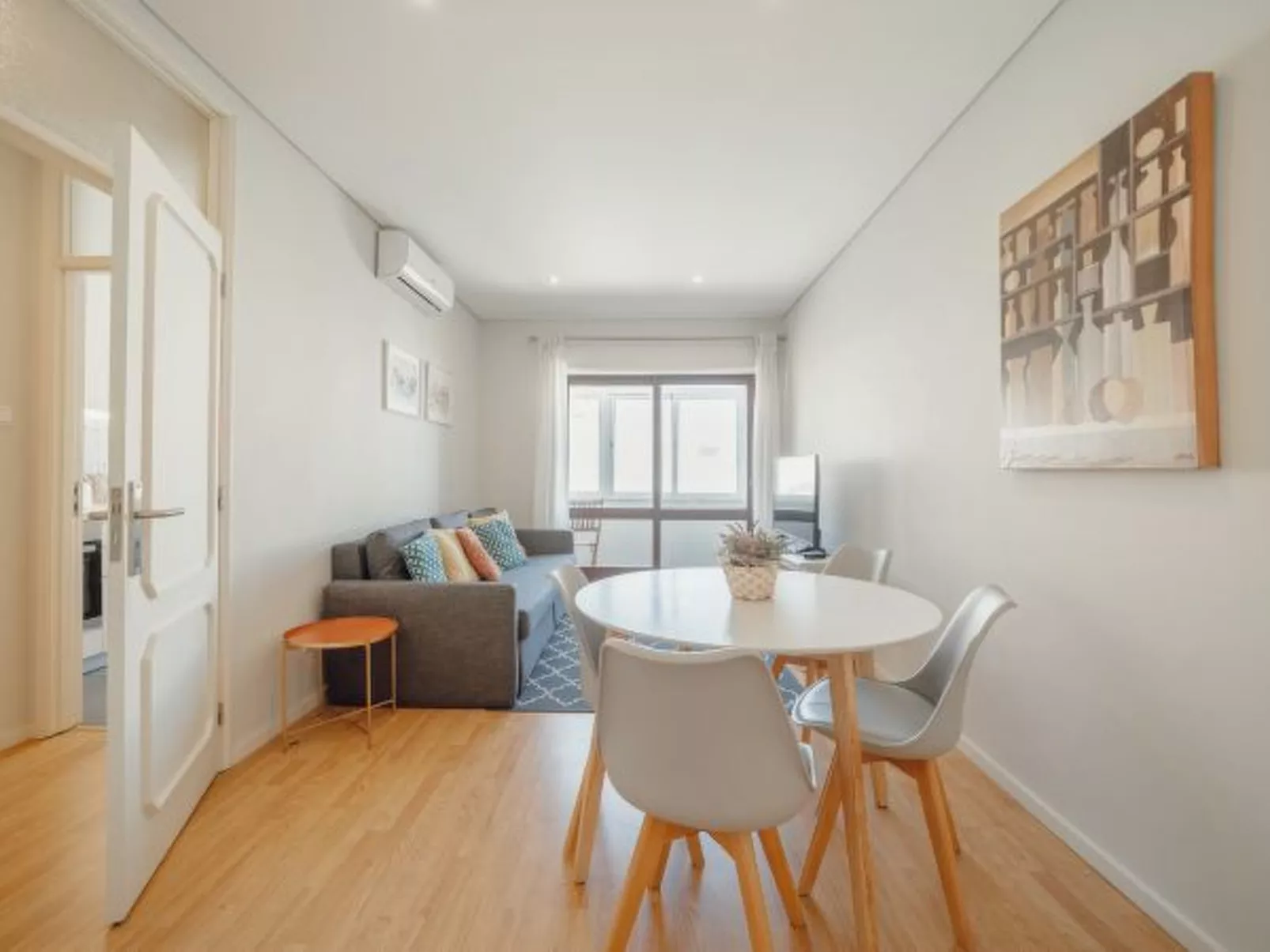 DOWNTOWN DESIGN WITH BALCONY by VACATIONY - Inside