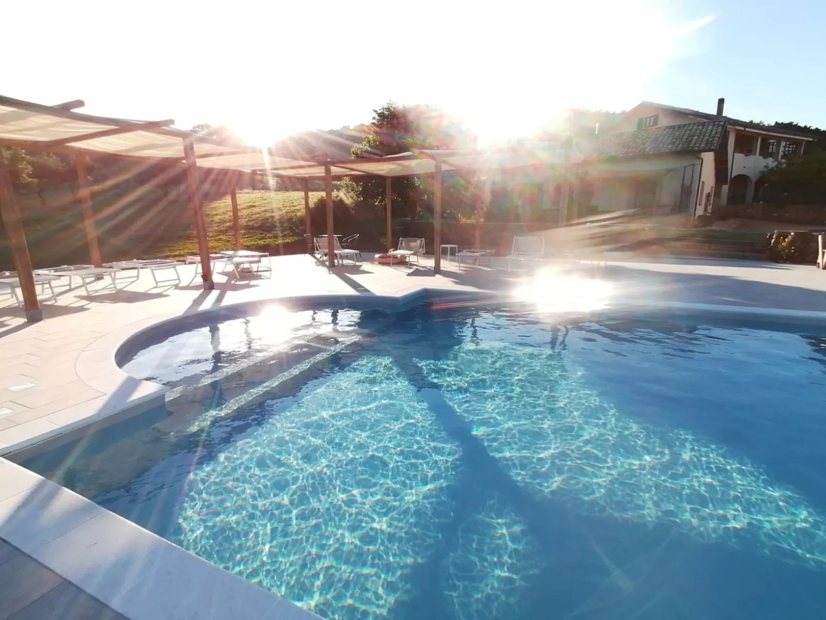 Landgut mit Blick auf das Wasser - Outside