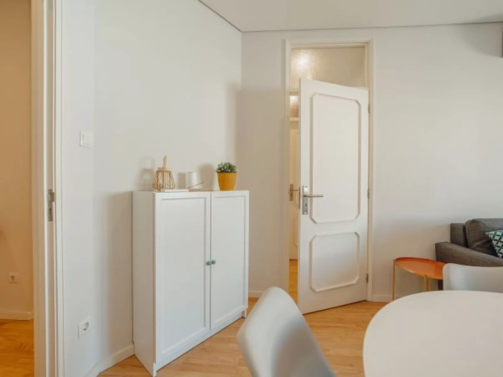 DOWNTOWN DESIGN WITH BALCONY by VACATIONY - Inside