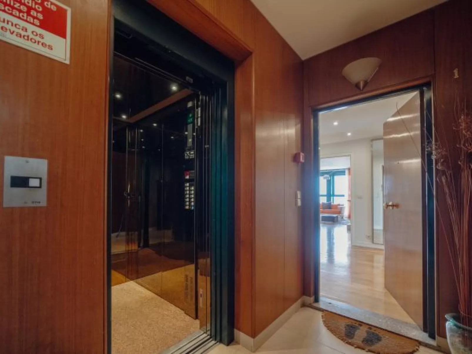 DOWNTOWN GRAND TOWER VIEW by VACATIONY - Inside