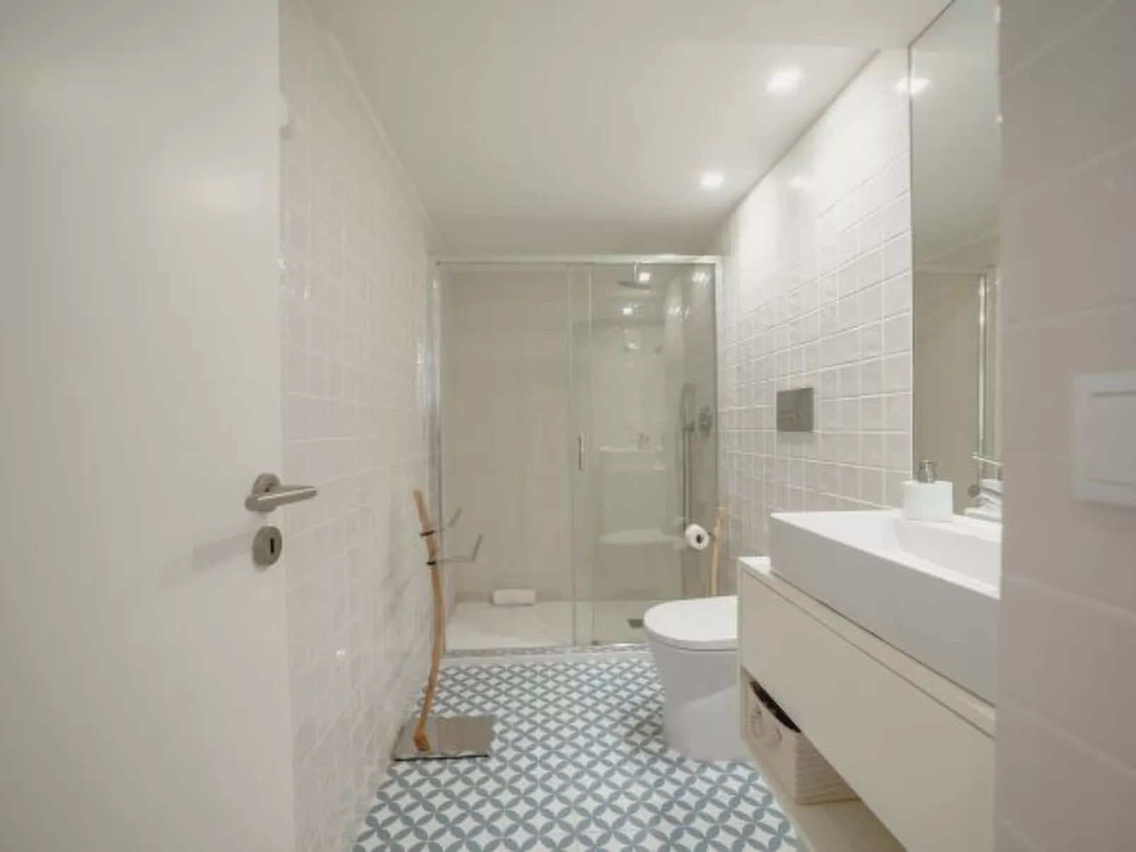 DOWNTOWN CLERIGOS with RIVER VIEW by VACATIONY - Inside